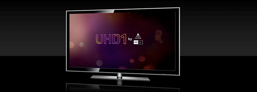 Der Text ‚UHD1 by Astra‘ auf einem Fernseher.